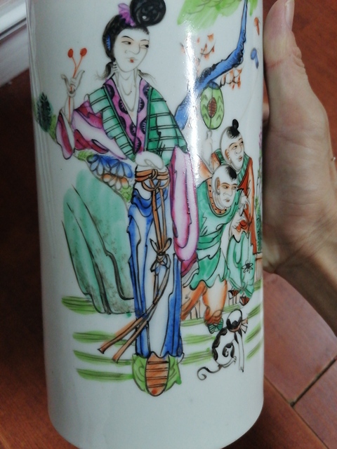 古玩陶瓷三娘教子圖新粉彩玉璧底帽筒真品鑒賞圖
