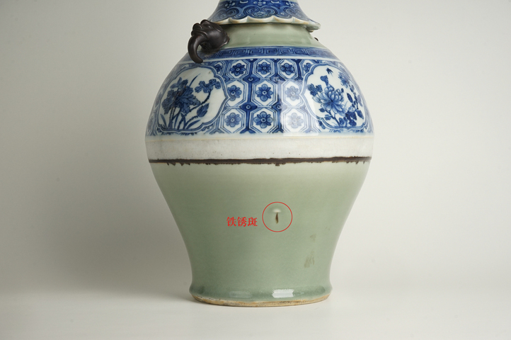 古玩陶瓷清中期·豆青青花錦地紋開窗花卉雙耳大瓶真品鑒賞圖