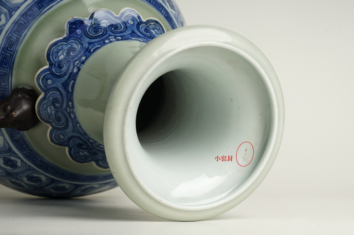 古玩陶瓷清中期·豆青青花錦地紋開窗花卉雙耳大瓶真品鑒賞圖