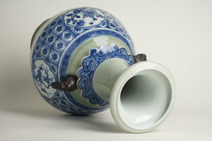 古玩陶瓷清中期·豆青青花錦地紋開窗花卉雙耳大瓶真品鑒賞圖