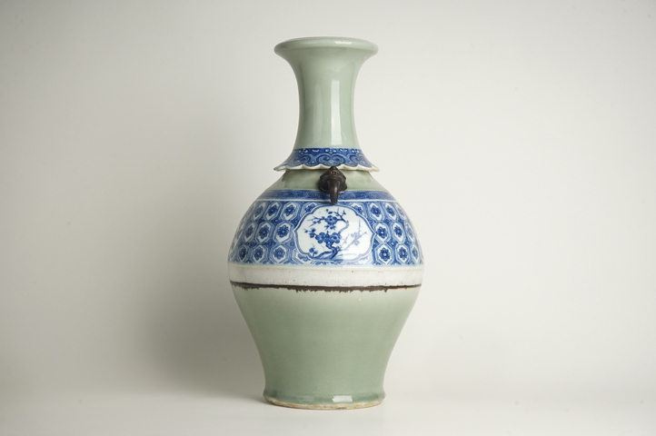 古玩陶瓷清中期·豆青青花錦地紋開窗花卉雙耳大瓶真品鑒賞圖