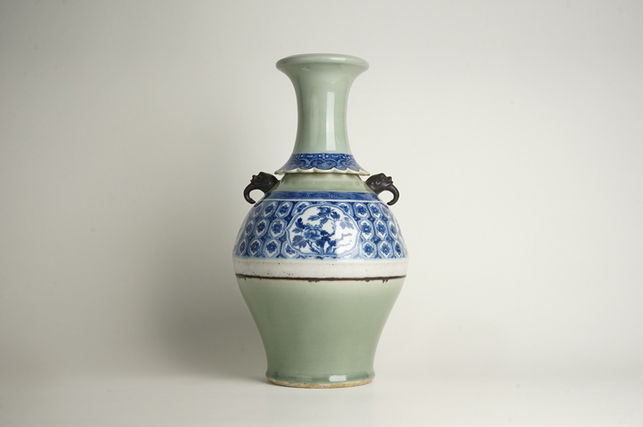 古玩陶瓷清中期·豆青青花錦地紋開窗花卉雙耳大瓶真品鑒賞圖