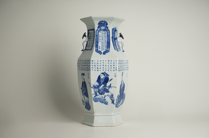 古玩陶瓷清晚期·青花無雙譜詩文雙耳六方瓶真品鑒賞圖