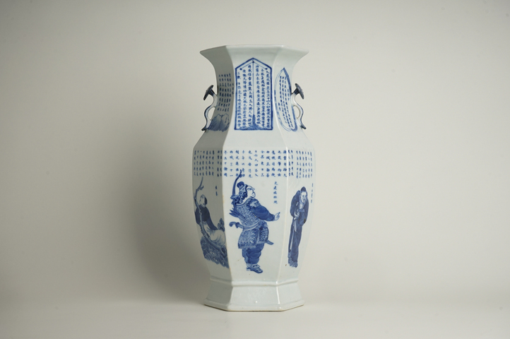 古玩陶瓷清晚期·青花無雙譜詩文雙耳六方瓶真品鑒賞圖