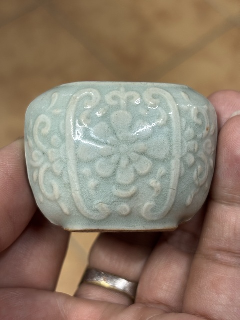 古玩陶瓷豆青釉花卉紋鳥食罐真品鑒賞圖
