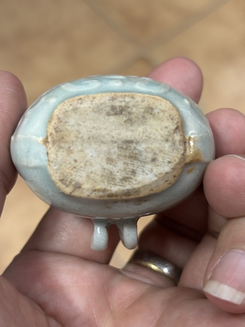 古玩陶瓷豆青釉花卉紋鳥食罐真品鑒賞圖