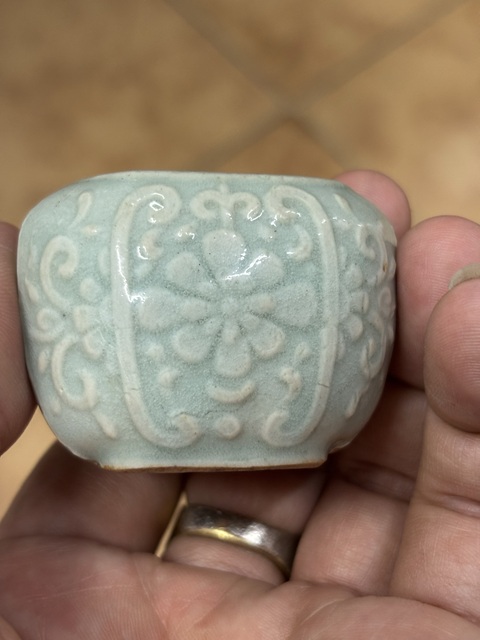 古玩陶瓷豆青釉花卉紋鳥食罐真品鑒賞圖