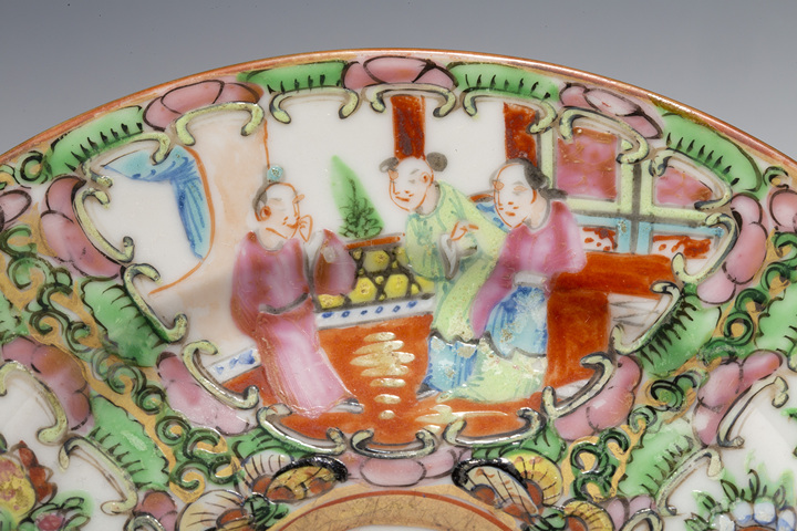 古玩陶瓷清末民初·廣彩開窗花鳥人物紋小折沿盤真品鑒賞圖