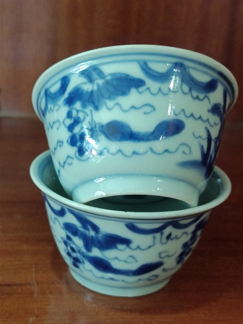 古玩陶瓷松鼠葡萄紋青花杯真品鑒賞圖