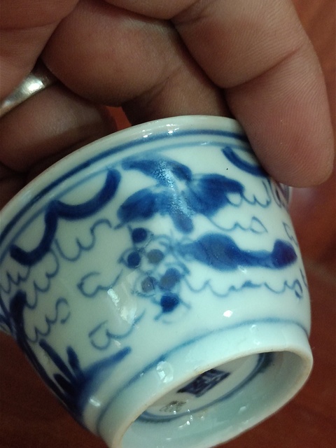 古玩陶瓷松鼠葡萄紋青花杯真品鑒賞圖