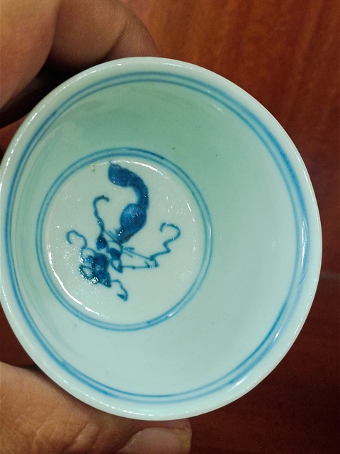 古玩陶瓷松鼠葡萄紋青花杯真品鑒賞圖