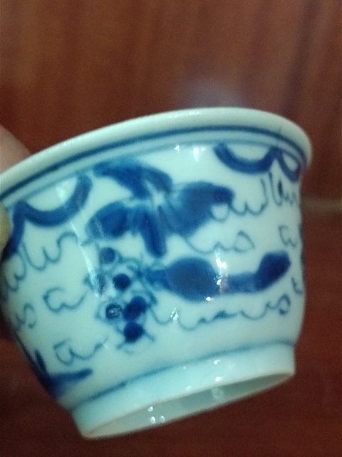 古玩陶瓷松鼠葡萄紋青花杯真品鑒賞圖