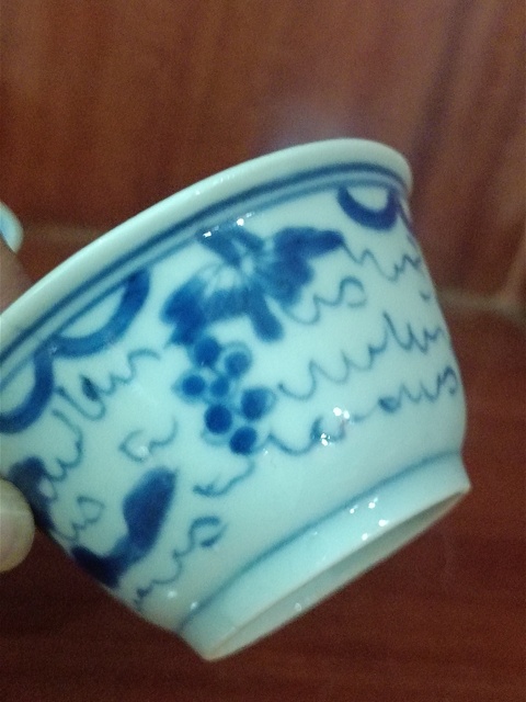 古玩陶瓷松鼠葡萄紋青花杯真品鑒賞圖