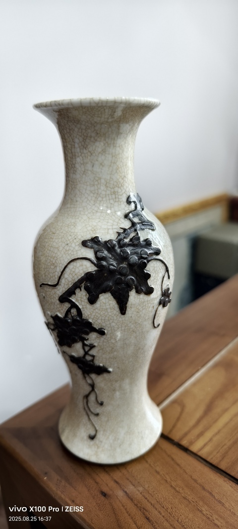 古玩陶瓷哥釉地鐵銹釉葡萄紋觀音瓶真品鑒賞圖