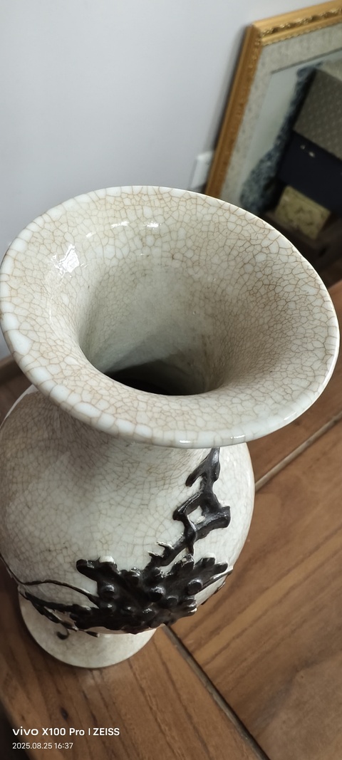 古玩陶瓷哥釉地鐵銹釉葡萄紋觀音瓶真品鑒賞圖