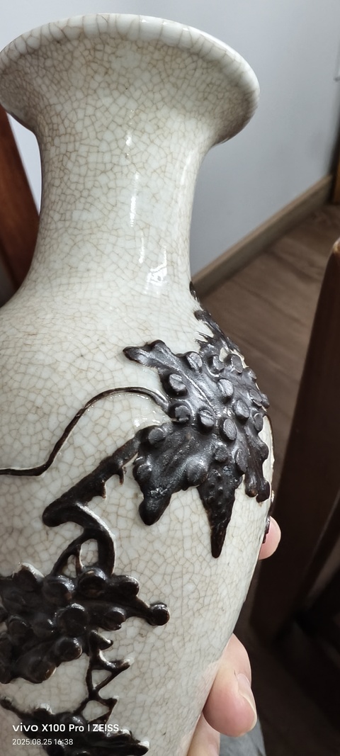 古玩陶瓷哥釉地鐵銹釉葡萄紋觀音瓶真品鑒賞圖