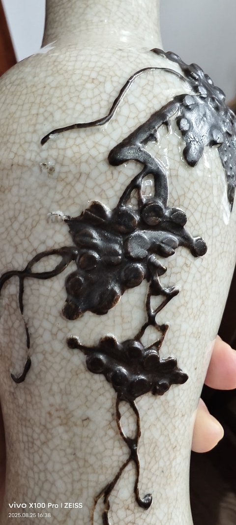 古玩陶瓷哥釉地鐵銹釉葡萄紋觀音瓶真品鑒賞圖