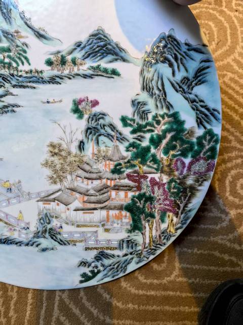 古玩陶瓷淺絳彩山水紋圓型瓷板畫真品鑒賞圖