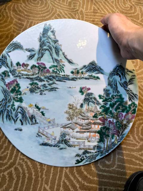 古玩陶瓷淺絳彩山水紋圓型瓷板畫真品鑒賞圖