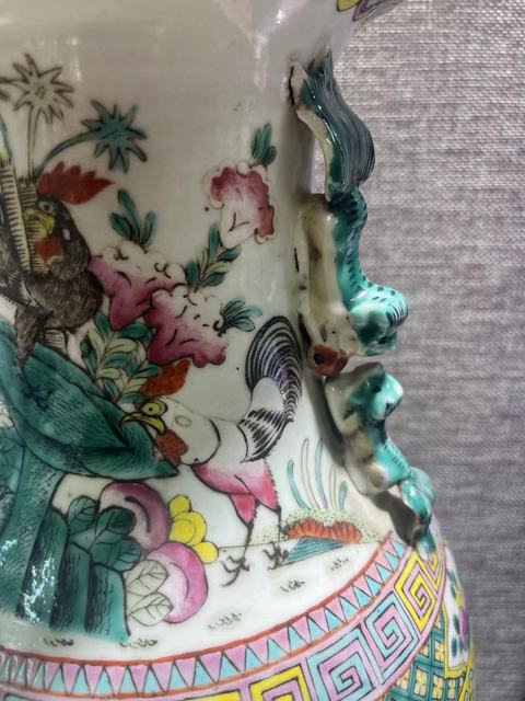 古玩陶瓷粉彩官上加官紋獅耳盤口瓶真品鑒賞圖