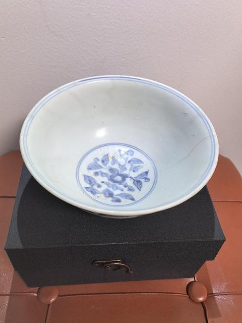 古玩陶瓷明中期青花纏枝花卉紋碗拍賣，當前價格9999元