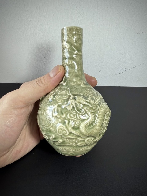 古玩陶瓷民國·青釉堆塑雙龍戲珠紋天球瓶 真品鑒賞圖