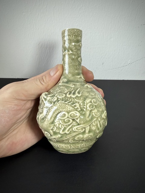 古玩陶瓷民國·青釉堆塑雙龍戲珠紋天球瓶 真品鑒賞圖