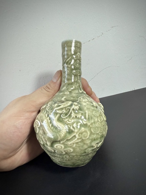 古玩陶瓷民國·青釉堆塑雙龍戲珠紋天球瓶 真品鑒賞圖