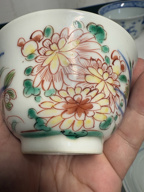 古玩陶瓷日本明治青花彩繪花卉紋杯真品鑒賞圖