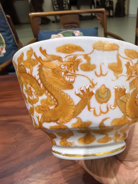 古玩陶瓷礬紅描金龍紋把杯真品鑒賞圖