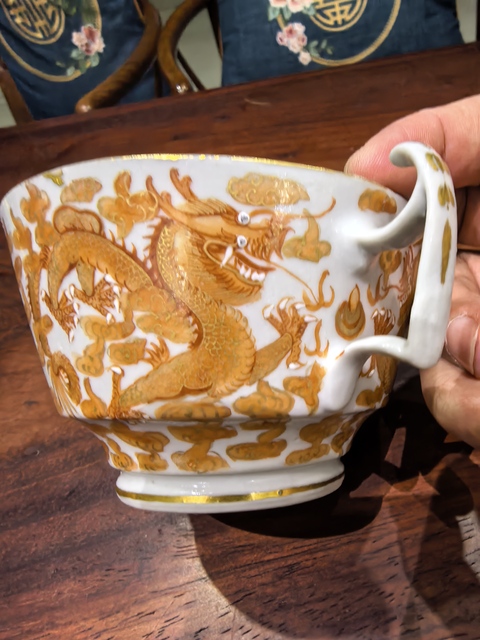 古玩陶瓷礬紅描金龍紋把杯真品鑒賞圖