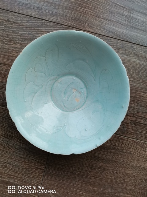古玩陶瓷湖田窯葵口刻荷花紋碗真品鑒賞圖