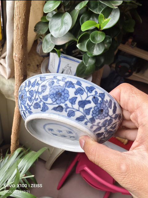 古玩陶瓷花卉紋青花盤真品鑒賞圖