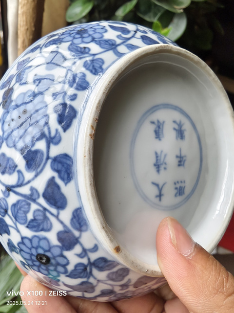 古玩陶瓷花卉紋青花盤真品鑒賞圖