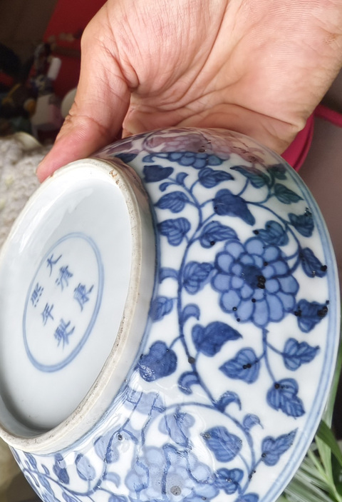 古玩陶瓷花卉紋青花盤真品鑒賞圖