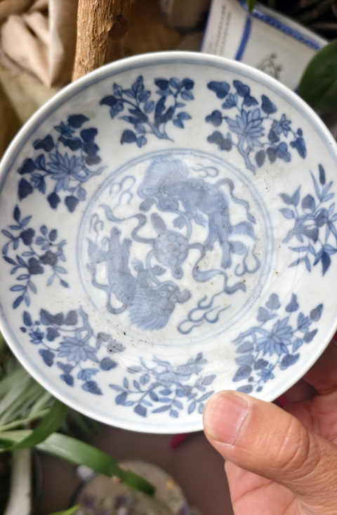古玩陶瓷花卉紋青花盤真品鑒賞圖