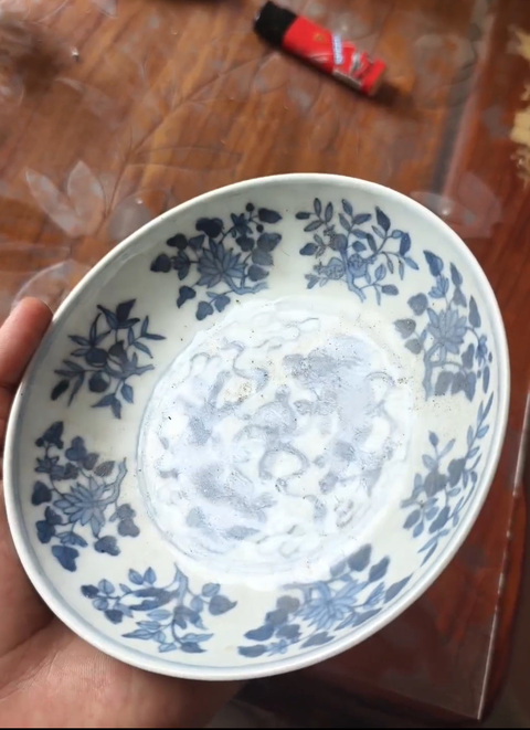古玩陶瓷花卉紋青花盤真品鑒賞圖