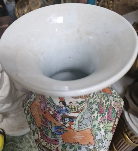 古玩陶瓷人物紋廣彩瓶真品鑒賞圖
