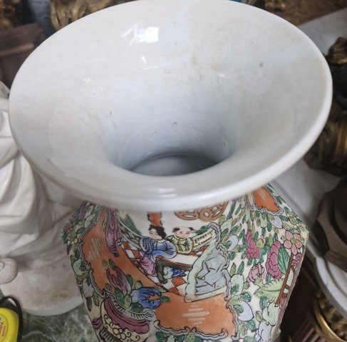 古玩陶瓷人物紋廣彩瓶真品鑒賞圖