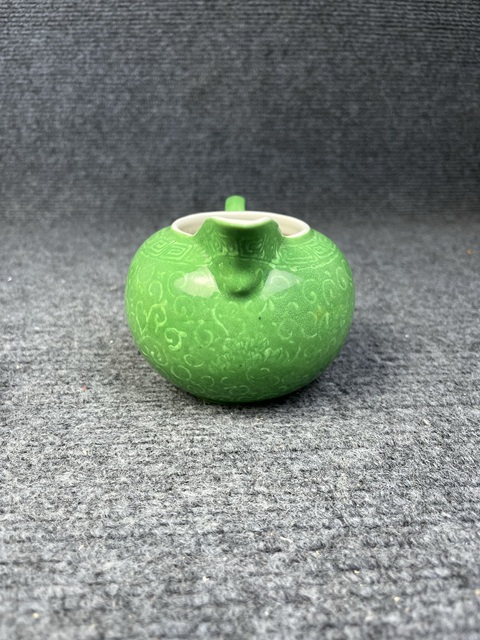 古玩陶瓷蘋果綠釉暗刻龍穿花卉紋奶壺拍賣，當(dāng)前價格888元