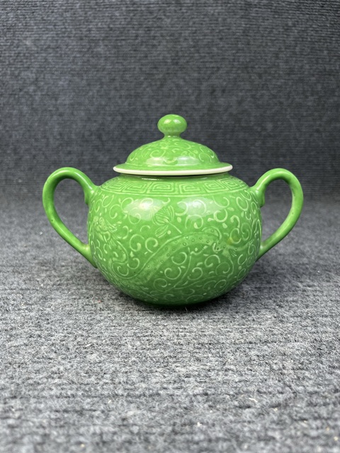古玩陶瓷蘋果綠釉暗刻龍穿花卉紋雙耳罐拍賣，當(dāng)前價格888元