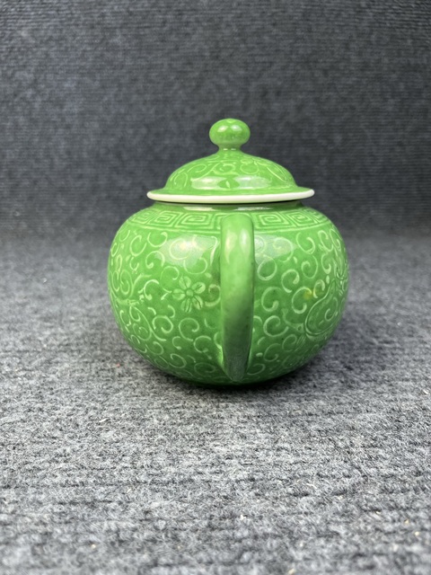 古玩陶瓷蘋果綠釉暗刻龍穿花卉紋雙耳罐拍賣，當(dāng)前價格888元