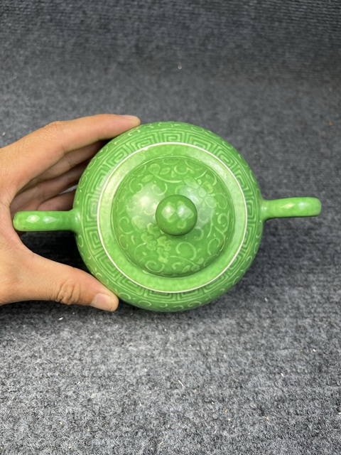 古玩陶瓷蘋果綠釉暗刻龍穿花卉紋雙耳罐拍賣，當(dāng)前價格888元
