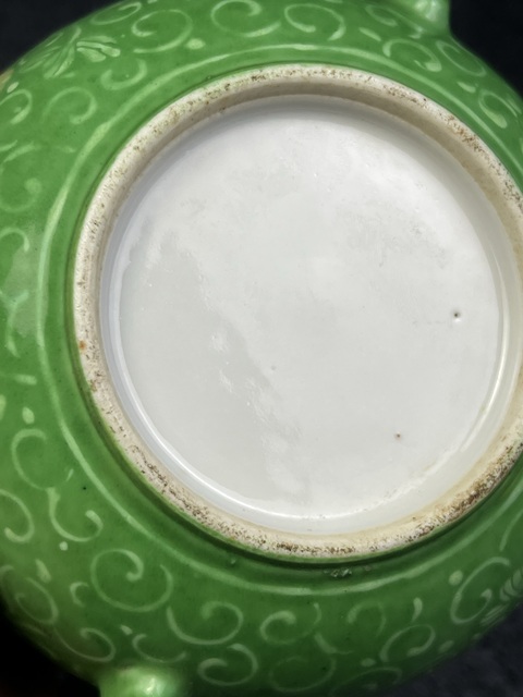 古玩陶瓷蘋果綠釉暗刻龍穿花卉紋雙耳罐拍賣，當(dāng)前價格888元