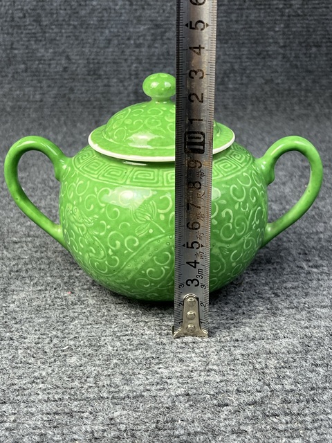 古玩陶瓷蘋果綠釉暗刻龍穿花卉紋雙耳罐拍賣，當(dāng)前價格888元