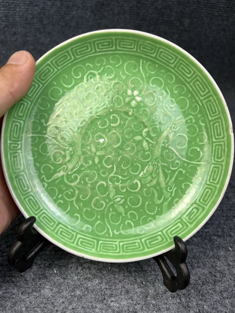 古玩陶瓷蘋果綠釉暗刻龍穿花卉紋盤拍賣，當(dāng)前價格388元