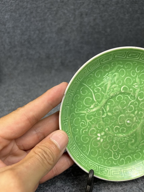 古玩陶瓷蘋果綠釉暗刻龍穿花卉紋盤拍賣，當(dāng)前價格388元