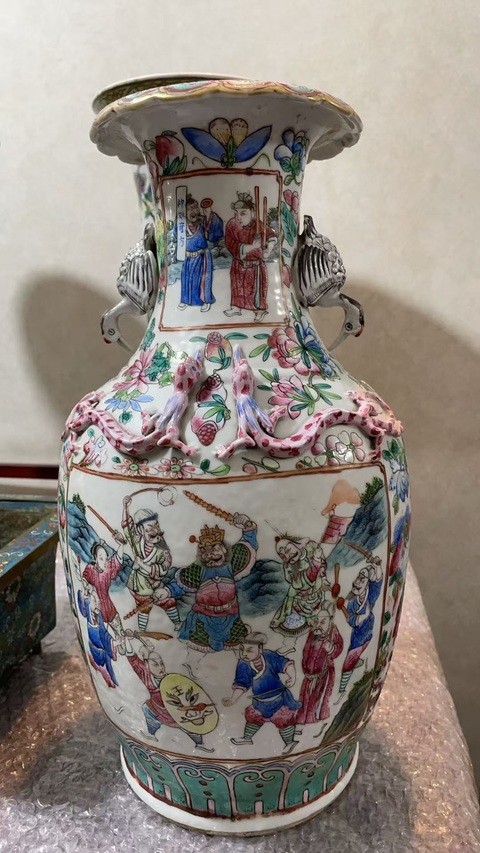 古玩陶瓷粉彩人物故事紋花口瓶真品鑒賞圖