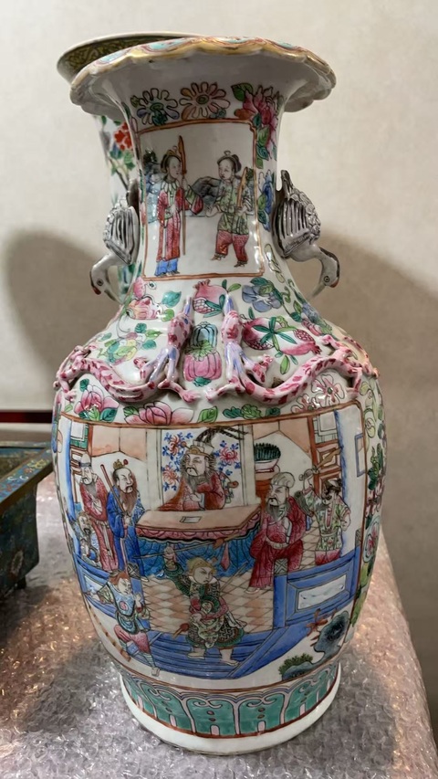 古玩陶瓷粉彩人物故事紋花口瓶真品鑒賞圖