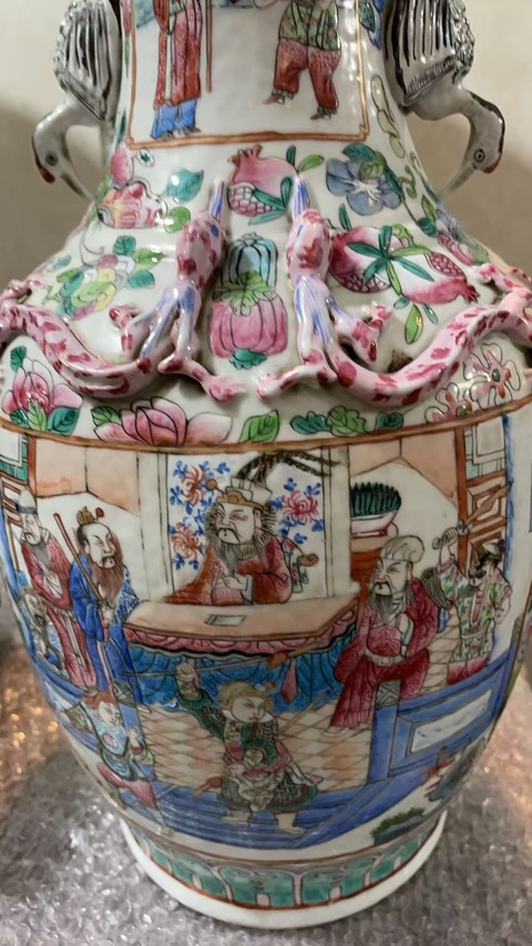 古玩陶瓷粉彩人物故事紋花口瓶真品鑒賞圖
